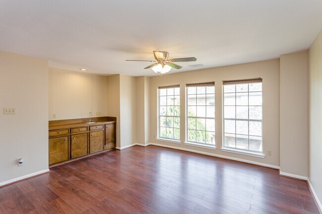 Building Photo - 1703 Plantation Dr