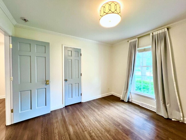 Building Photo - LUXURIOUS LANSDOWNE RETREAT!