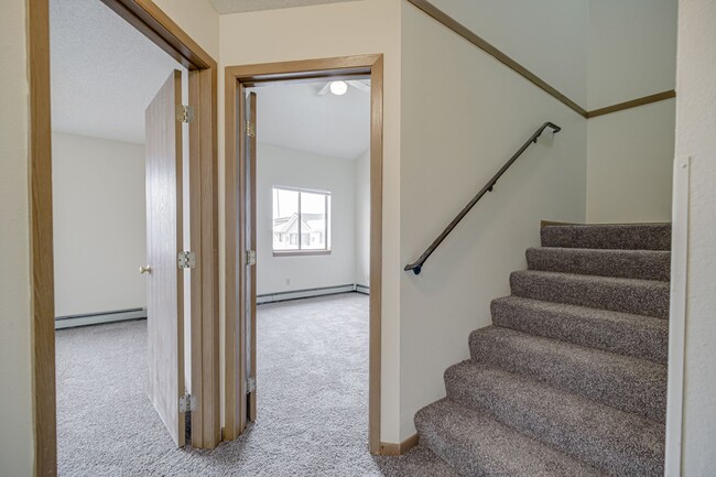 Building Photo - 5 bedroom 2 Bathroom 4 level townhome