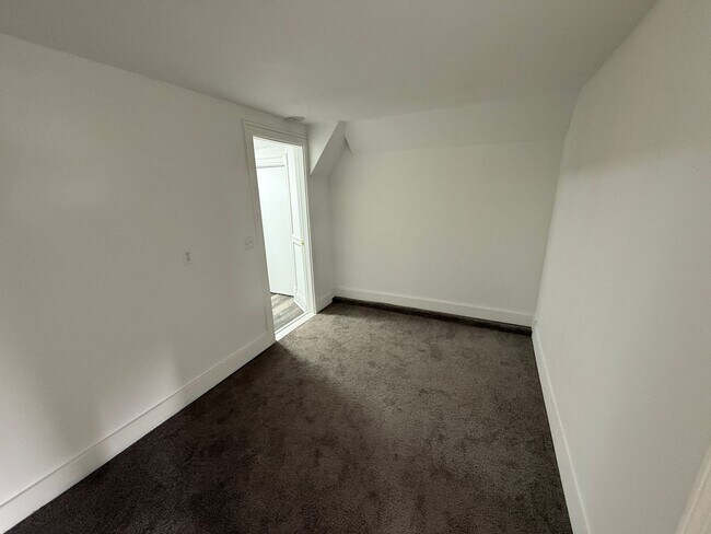 Building Photo - 17 N Maple St