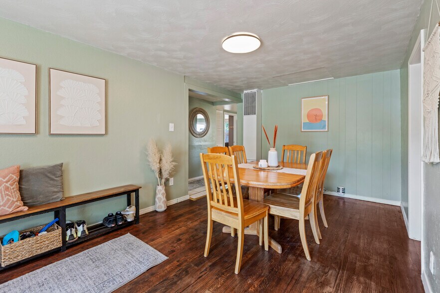 Building Photo - 1045 N Clithero Dr