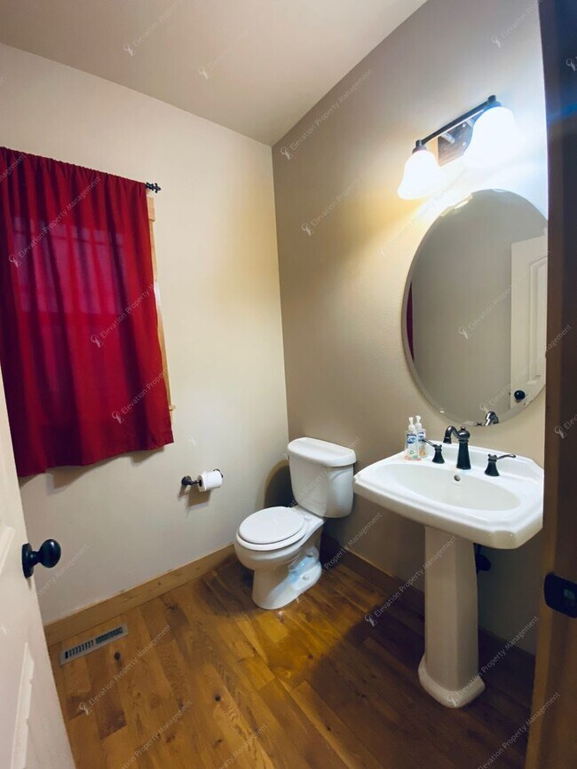 Building Photo - Dual-Level 3 BR - 2.5 BA Haven in Central Bend