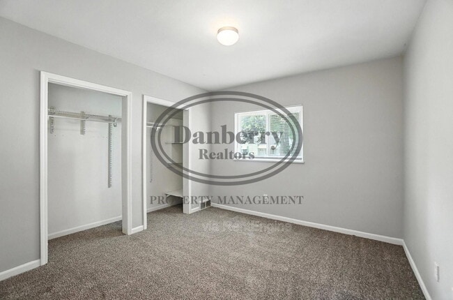 Building Photo - 822 Searles Rd