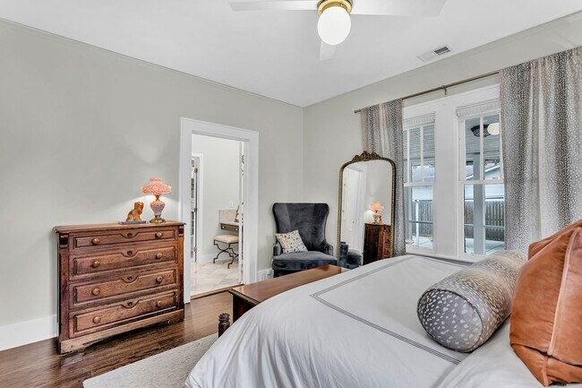 Building Photo - Completely Renovated Charming - 3 bedroom 2 bathroom home - 1108 Bonventure Rd, Savannah GA