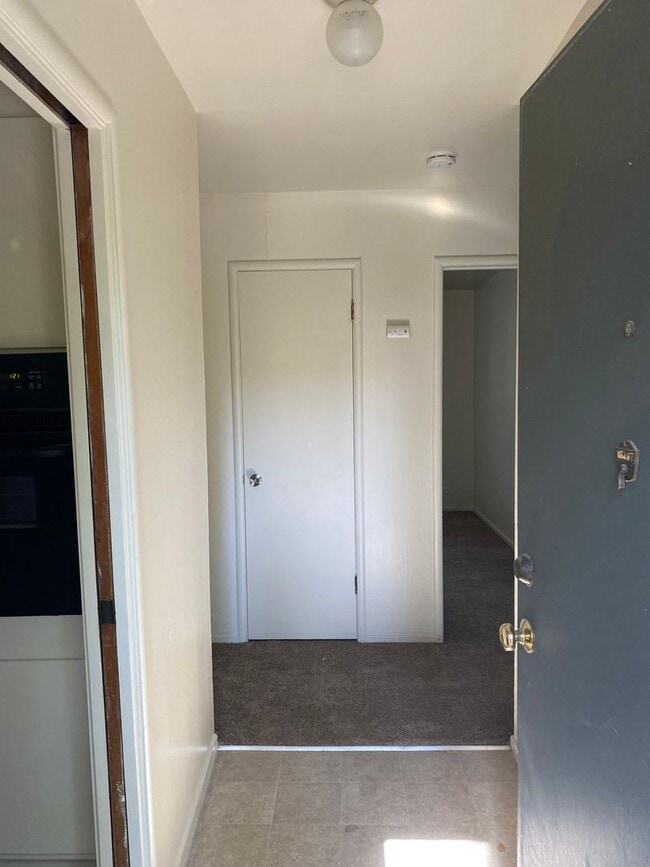 Building Photo - 3 Bedroom 2 Bath Home Close to Downtown and Shopping