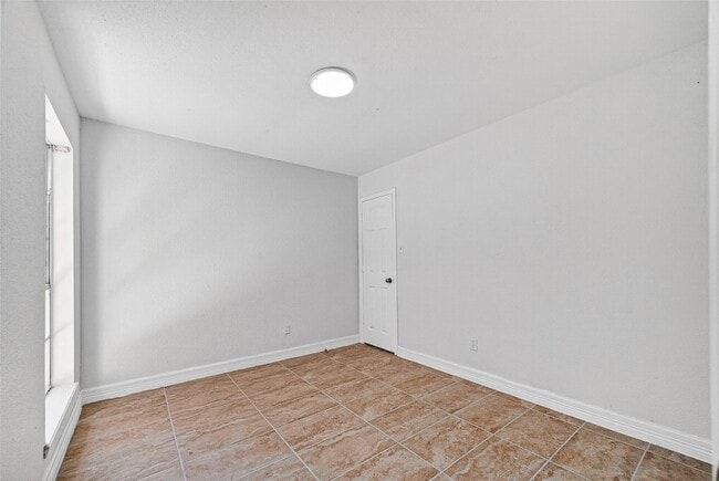 Building Photo - 2223 Courtney Ct