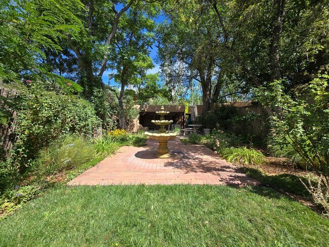 Building Photo - 770 Acequia Madre