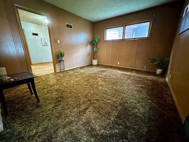 Building Photo - 3bed, 1 bath home for rent in Waterloo.