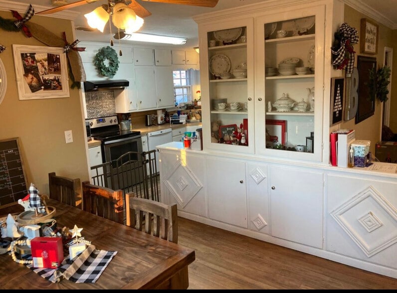 Dining area - 1407 Travis Street