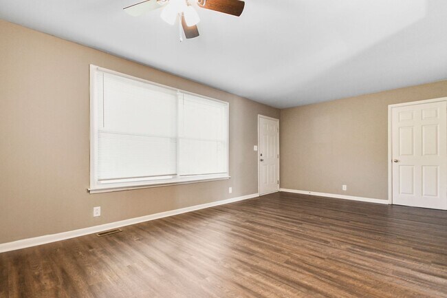 Building Photo - Pet Friendly Four Bedroom!