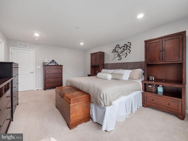 Building Photo - 131 Edgewater Ct