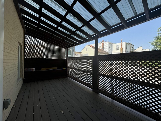 Building Photo - 445 Monmouth St