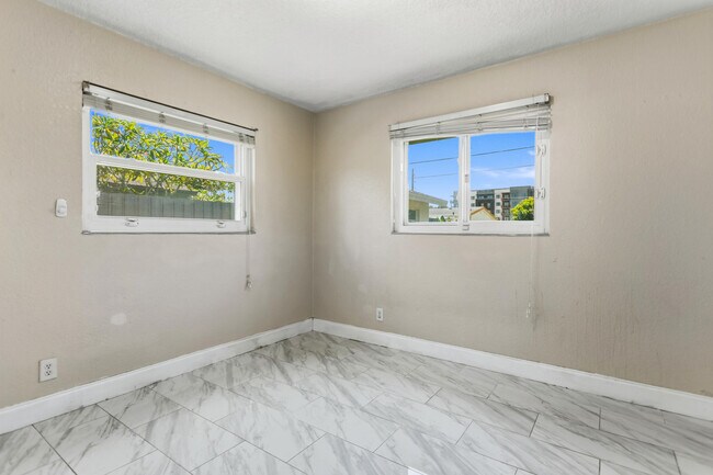 Building Photo - 2748 SW 46th Ct