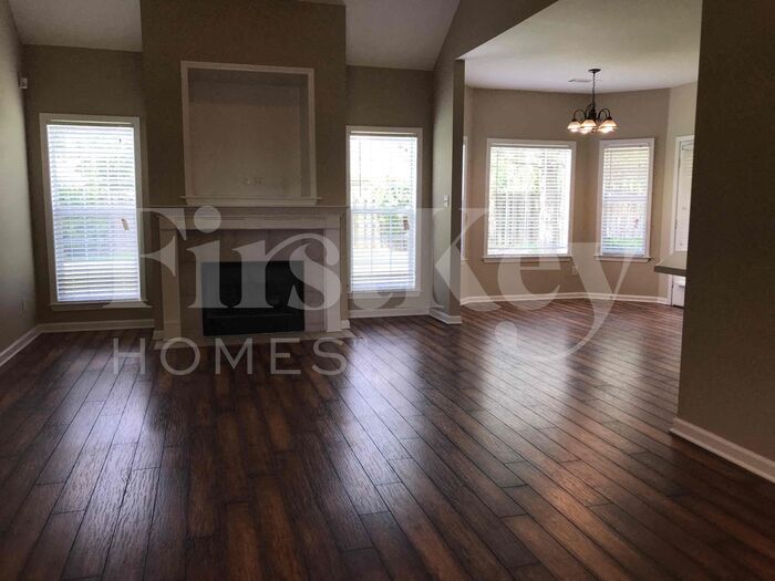 Building Photo - 995 Nesting Wood Cir W