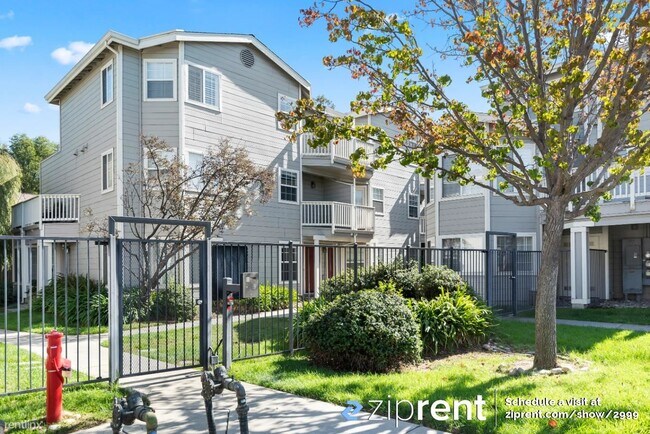 Building Photo - 3 br, 2 bath Townhome - 137 Margo Drive, M...