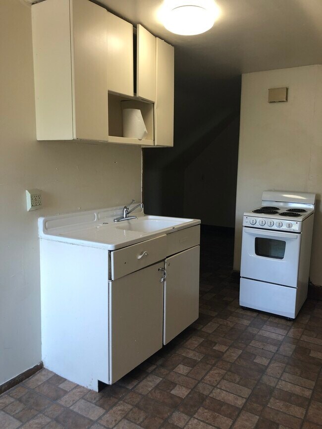 Building Photo - Cleveland Heights 1 bedroom 3rd Floor
