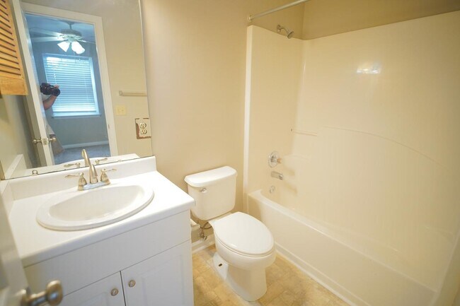 Building Photo - 2414 Manzanita Ct