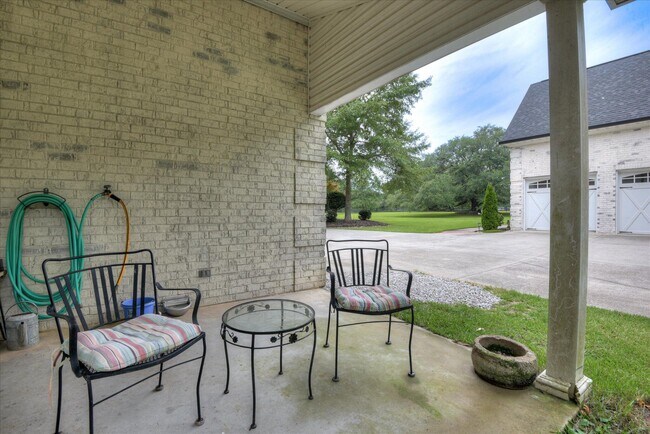 Building Photo - 651 Oak Meadow Ln