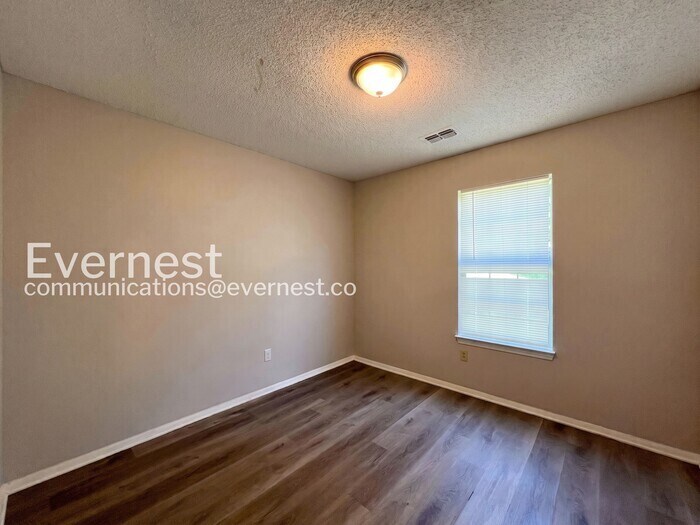 Building Photo - 5565 Chapel Hill Dr