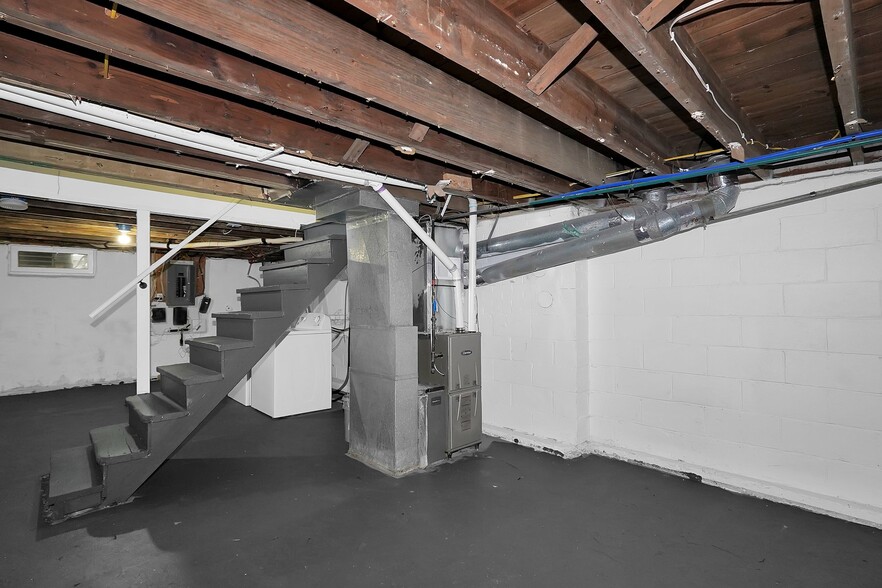 Building Photo - 1679 E Whittier St