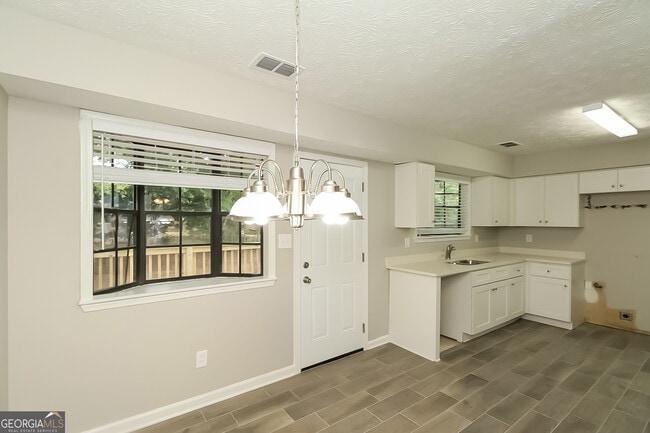 Building Photo - 8070 Linda Ct