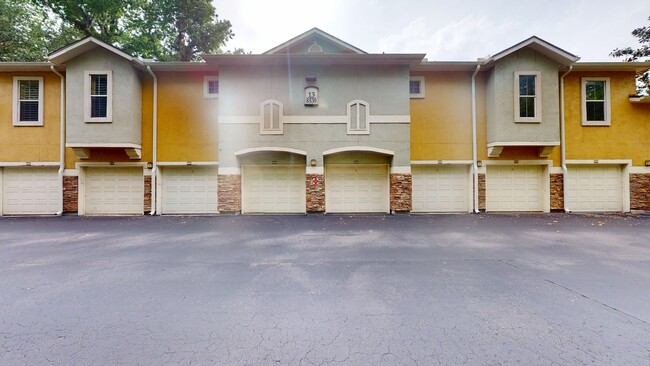 Building Photo - Beautiful 2 bedroom 1 bathrrom condo in Vi...