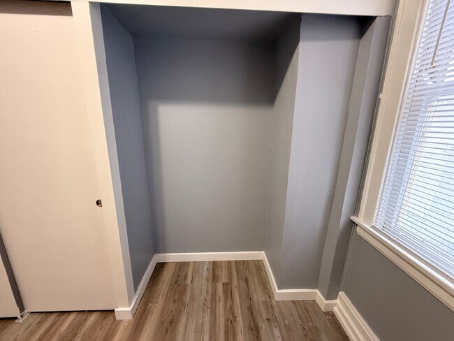 Building Photo - 6 W 30th St