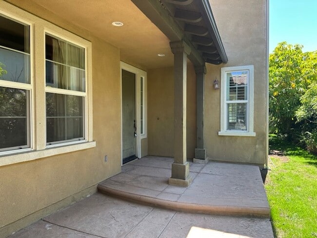 Building Photo - Stunning Executive home with loads of cust...