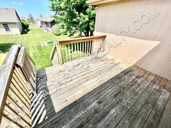 Building Photo - Spacious Gardner Duplex-Available in NOVEM...