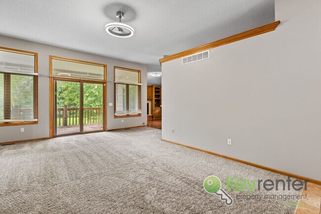 Building Photo - Beautiful, Rare 6 bedroom 3 bath house!