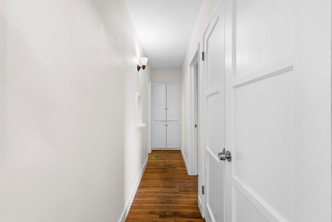 Building Photo - 2BR Coastal La Jolla Apartment | Steps to Windansea Beach