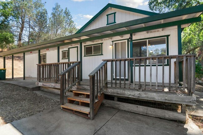 Building Photo - 5561 Thompson Hill Rd