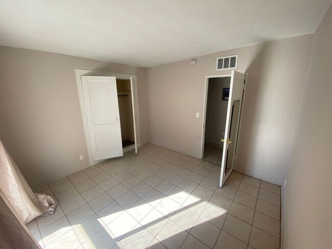 Building Photo - Light-Filled Tucson 2 Bedroom Rental – Mov...