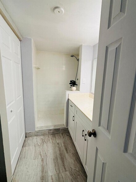 Building Photo - 4255 N University Dr