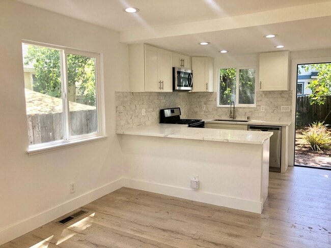 Building Photo - 3BD Townhome in Windsor | Private Yard + Garage | Walk to Shops + Wine Country