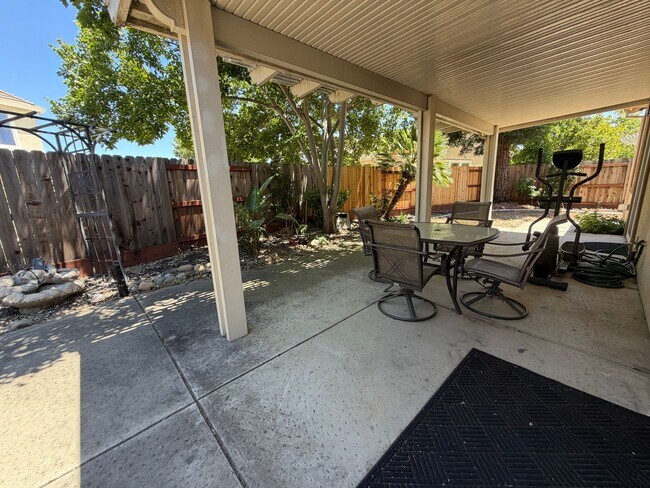 Building Photo - Spacious 4-Bedroom Elk Grove Home with Updated Kitchen, Quartz Countertops! VIEW TODAY!