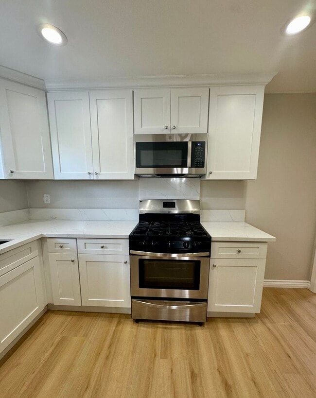 Building Photo - Newly renovated 3 bedroom, 2 bath single f...