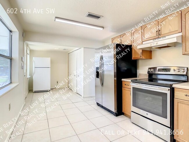 Building Photo - 602 4th Ave SW