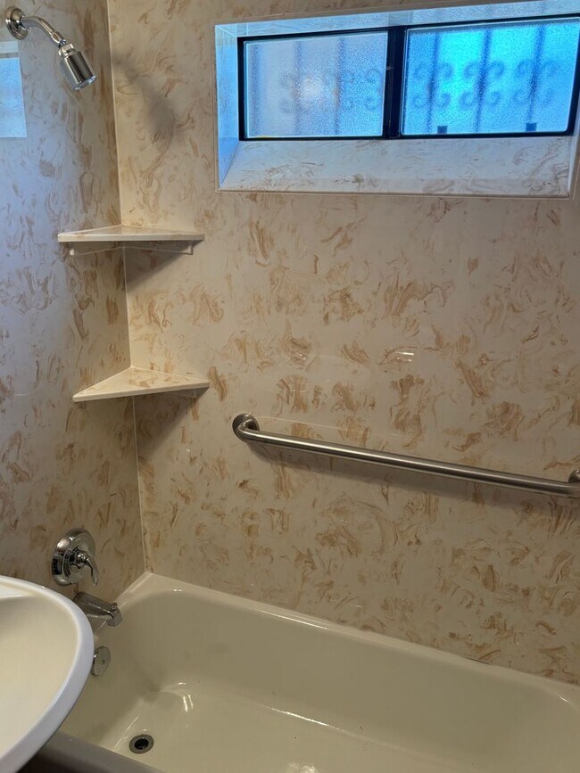 Building Photo - NEWLY REMODELED 1 BED 1 BATH