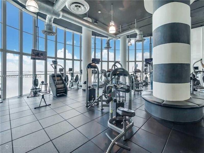 Building Photo - 1800 N Bayshore Dr