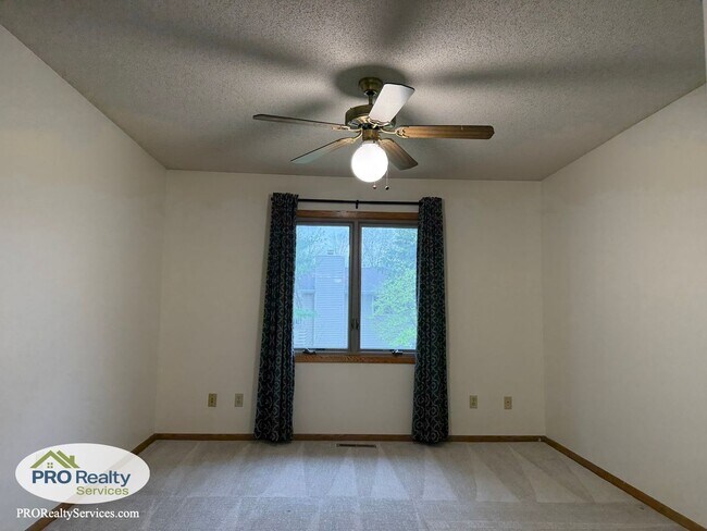 Building Photo - 3 Bedroom Home in Shoreview