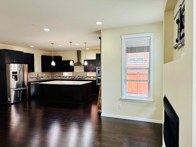 Building Photo - Beautiful 3 bed Home in Bothell in sought after Kings corner community!!