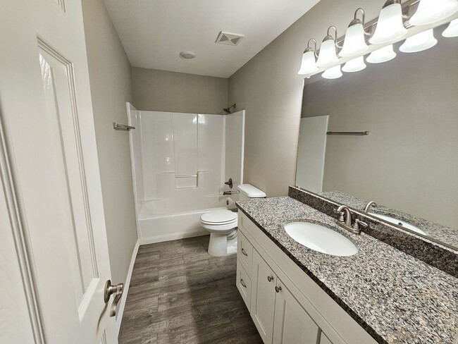 Building Photo - Beautiful 3 Bed/2.5 Bath Townhome in Chaff...