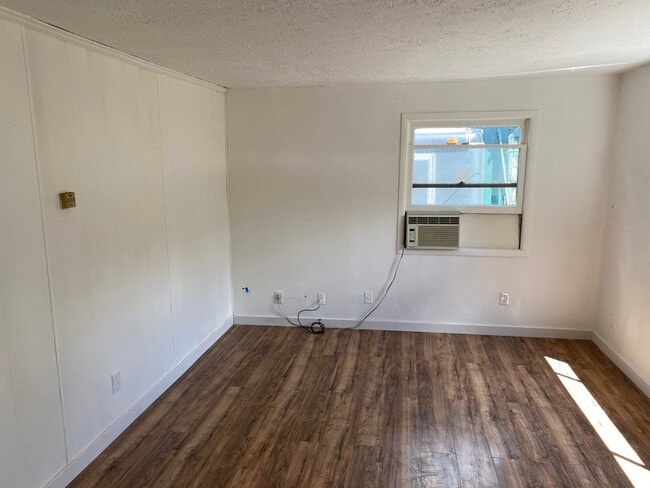 Building Photo - 6841 SE Brehaut St