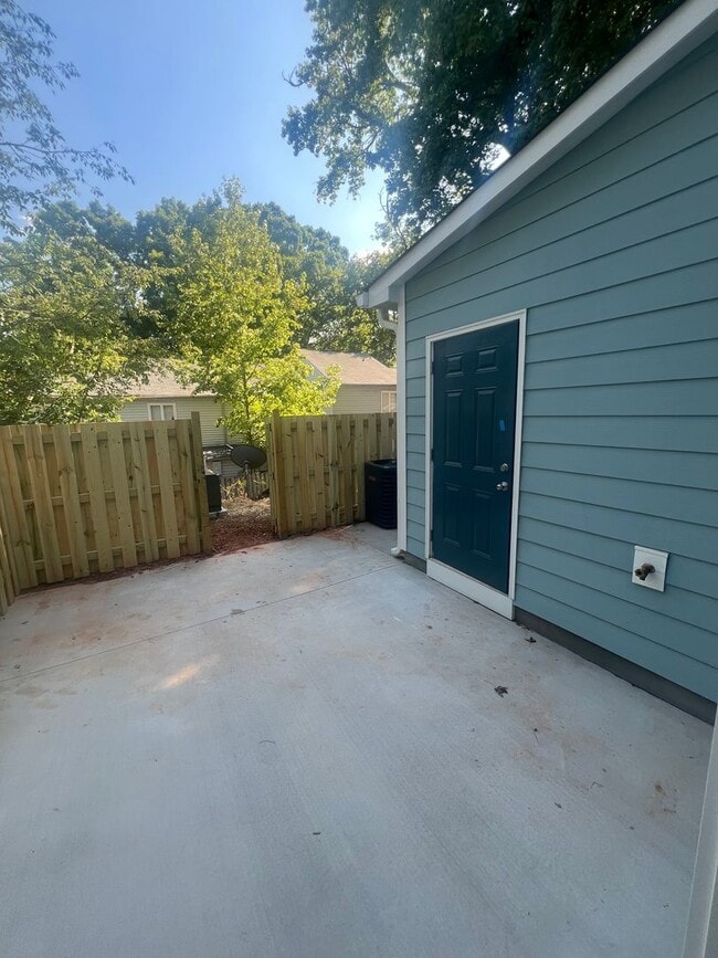 Building Photo - 2 Bedroom 1.5 Bath Townhome Only $1695.00