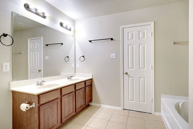 Building Photo - Gorgeous Home with Lots of Space!