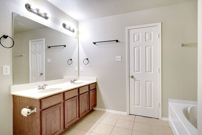 Building Photo - Spacious 3-2-2 Home in Lake Pointe across from Boswell High School! Winter Special!