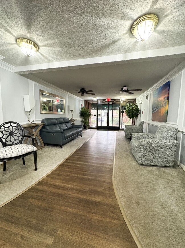 Building Photo - 2 Bedroom 2 Bathroom Condo with Pool