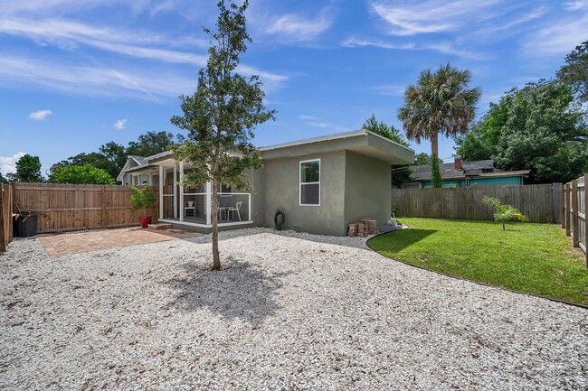 Building Photo - Charming Two-Bedroom Home with a Fenced Ba...