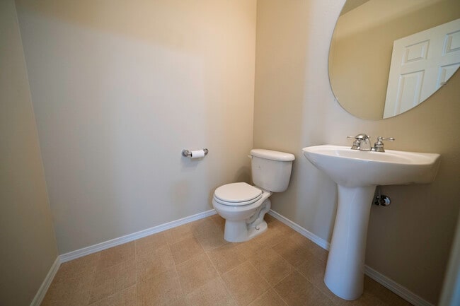 Main floor half bath - 4828 SE Teakwood St